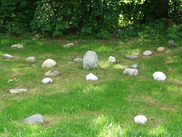 Ein Medizinrad aus Steinen auf einer Wiese
